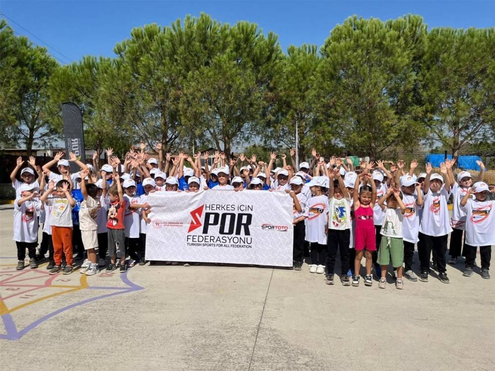yuzlerce genc saglikli yasam icin spor yapti 4 P8ja24Rl