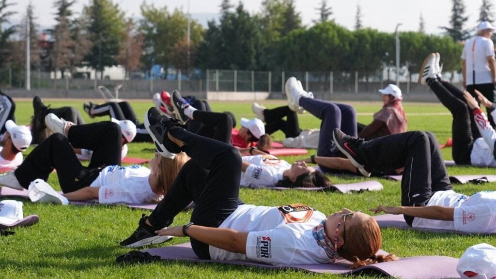 yuzlerce genc saglikli yasam icin spor yapti PAgi2aHg