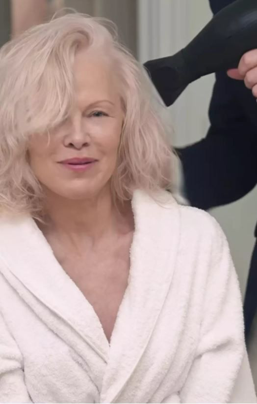 90li yillara damga vurmustu baywatch efsanesi pamela anderson yillar sonra altin kurede makyajsiz hali dbHNnNyA