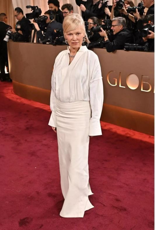 90li yillara damga vurmustu baywatch efsanesi pamela anderson yillar sonra altin kurede makyajsiz hali gg4zCtT9