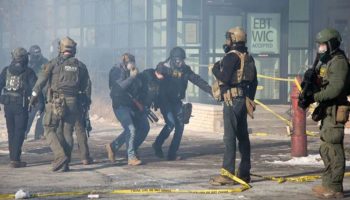 abdde ice polisi bir kisiyi daha vurdu ortalik savas alanina dondu cWwZcTyL