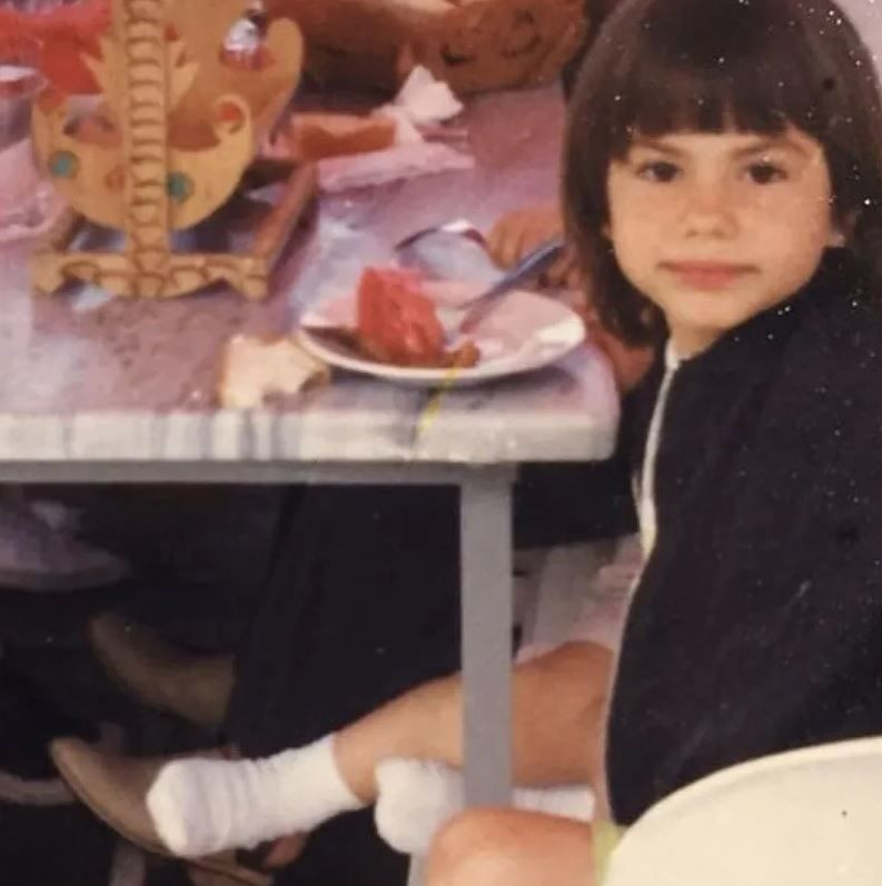 beyaz elbiseli bu kucuk kiz kim taniyabiline ask olsun bu minik kiz esref ruyanin 11ZINYbk