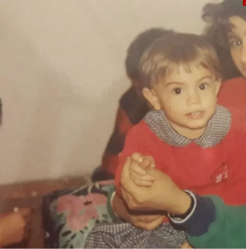 beyaz elbiseli bu kucuk kiz kim taniyabiline ask olsun bu minik kiz esref ruyanin 2OfKkMy9