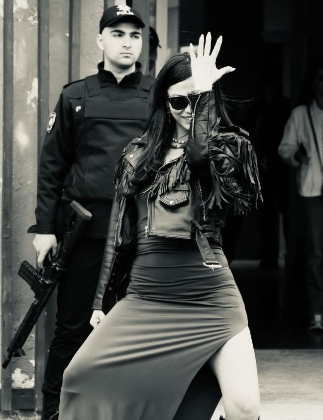 beyaz elbiseli bu kucuk kiz kim taniyabiline ask olsun bu minik kiz esref ruyanin 78KfcSzi