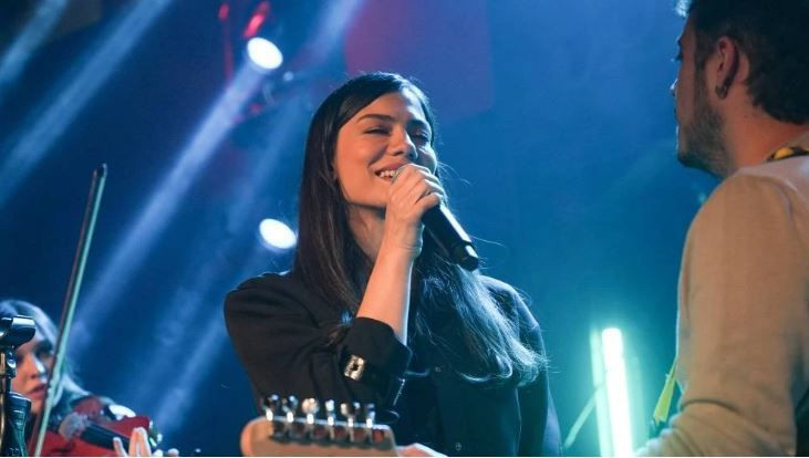 beyaz elbiseli bu kucuk kiz kim taniyabiline ask olsun bu minik kiz esref ruyanin 797hRCBT