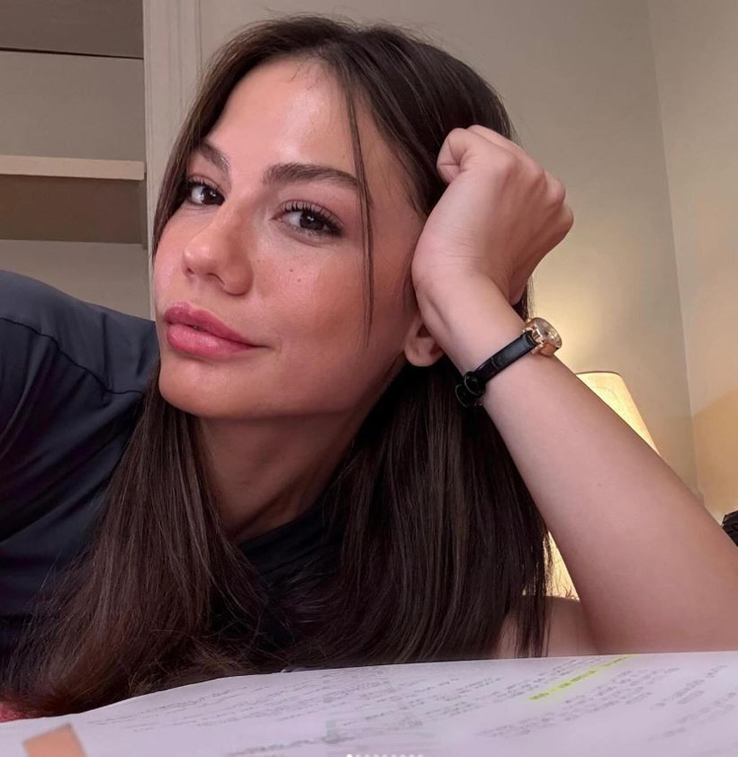 beyaz elbiseli bu kucuk kiz kim taniyabiline ask olsun bu minik kiz esref ruyanin