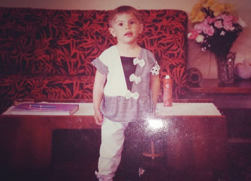 beyaz elbiseli bu kucuk kiz kim taniyabiline ask olsun bu minik kiz esref ruyanin 8JvkR7yH