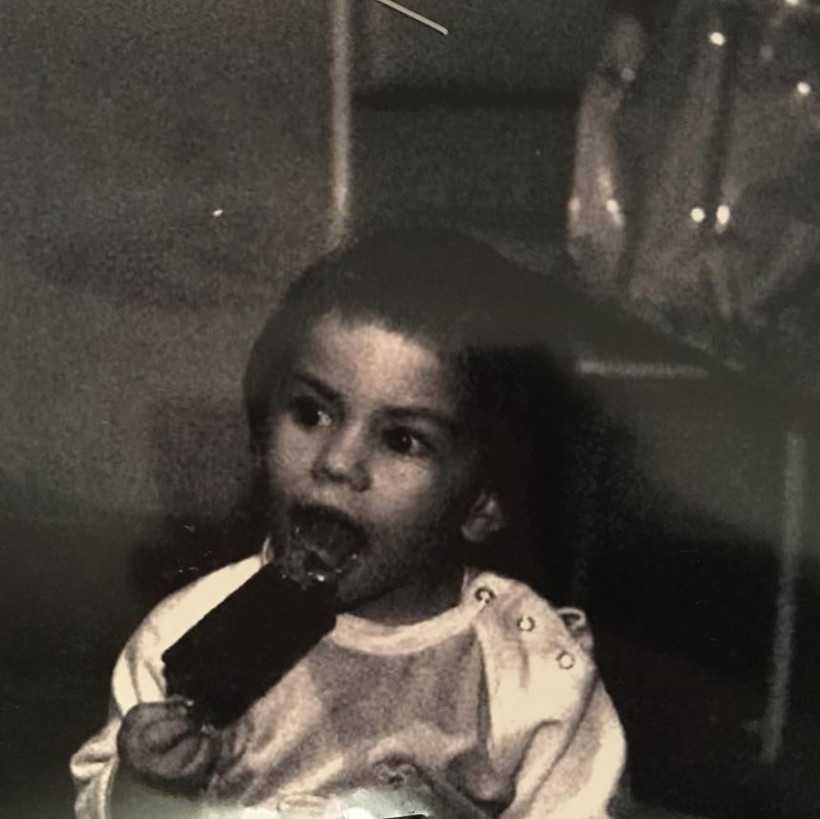 beyaz elbiseli bu kucuk kiz kim taniyabiline ask olsun bu minik kiz esref ruyanin 9TcM7jpA