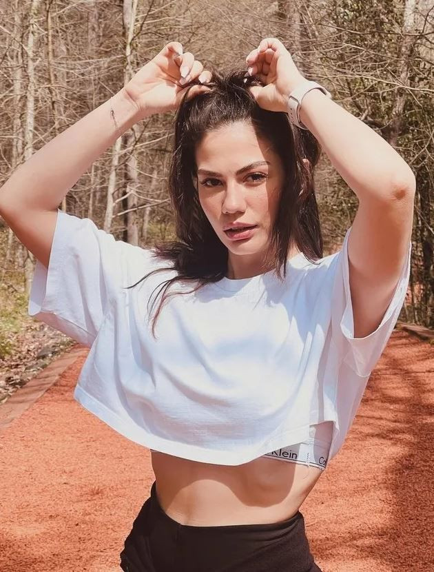 beyaz elbiseli bu kucuk kiz kim taniyabiline ask olsun bu minik kiz esref ruyanin B8HIY4Y5