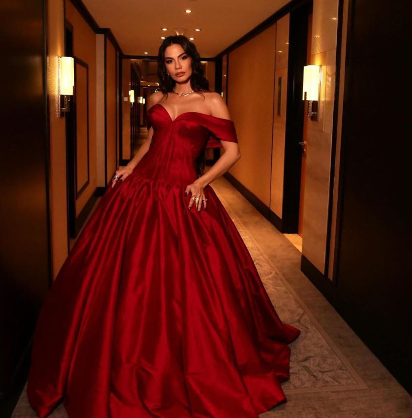 beyaz elbiseli bu kucuk kiz kim taniyabiline ask olsun bu minik kiz esref ruyanin CL2KATjR