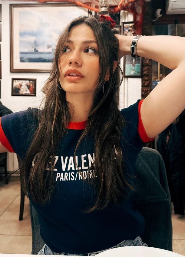 beyaz elbiseli bu kucuk kiz kim taniyabiline ask olsun bu minik kiz esref ruyanin DB8VX86v