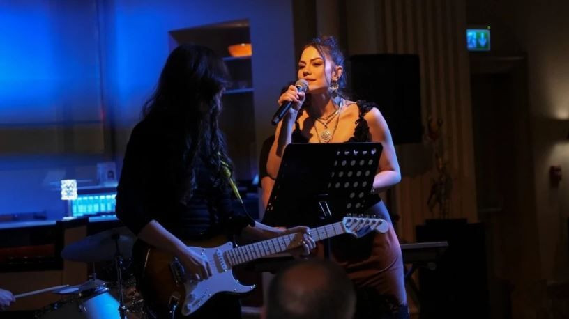 beyaz elbiseli bu kucuk kiz kim taniyabiline ask olsun bu minik kiz esref ruyanin DaF91kLd