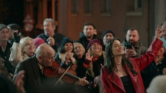 beyaz elbiseli bu kucuk kiz kim taniyabiline ask olsun bu minik kiz esref ruyanin