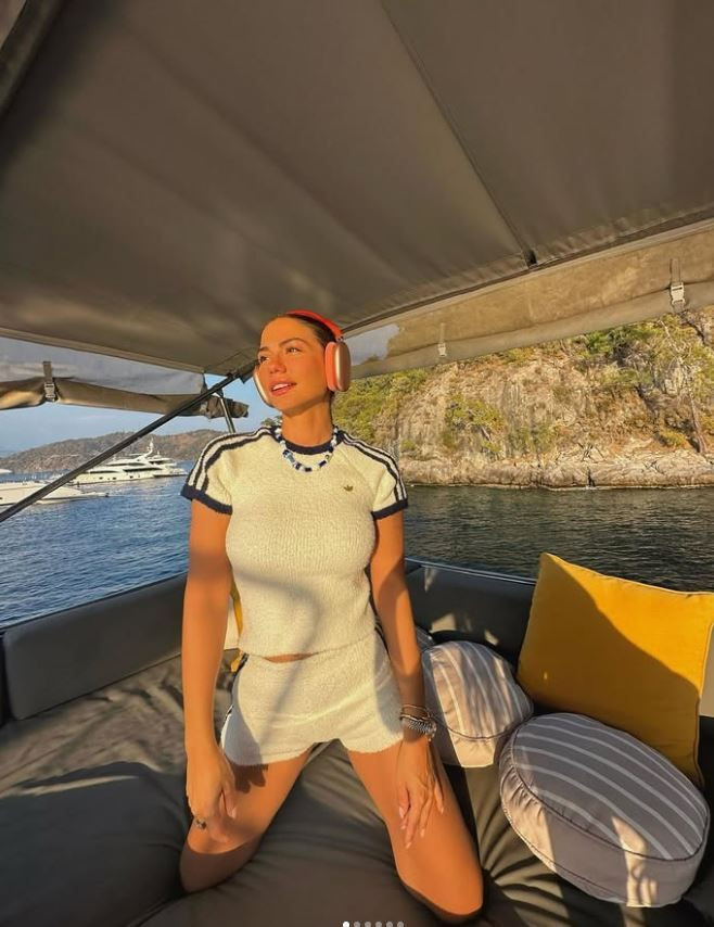 beyaz elbiseli bu kucuk kiz kim taniyabiline ask olsun bu minik kiz esref ruyanin