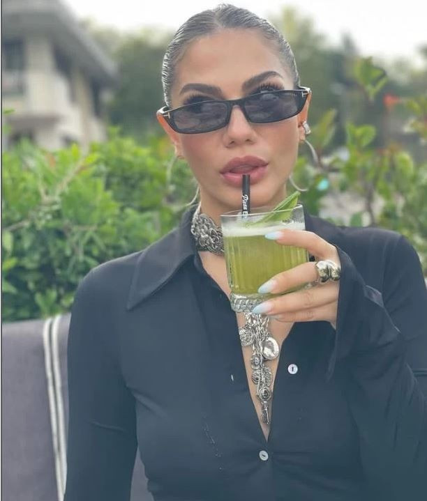 beyaz elbiseli bu kucuk kiz kim taniyabiline ask olsun bu minik kiz esref ruyanin Epnl3qqV