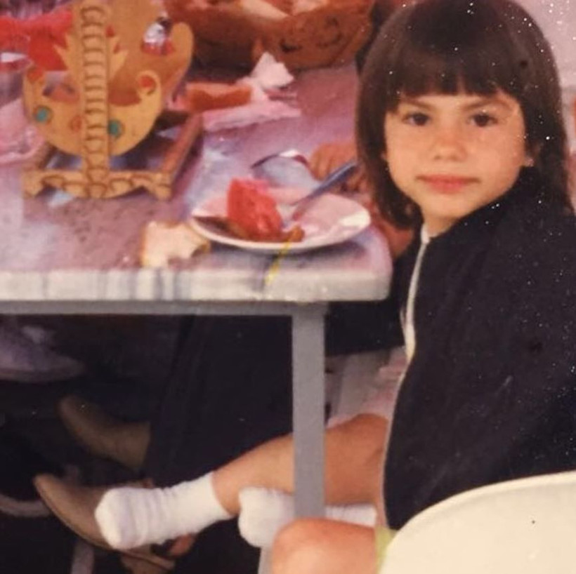 beyaz elbiseli bu kucuk kiz kim taniyabiline ask olsun bu minik kiz esref ruyanin