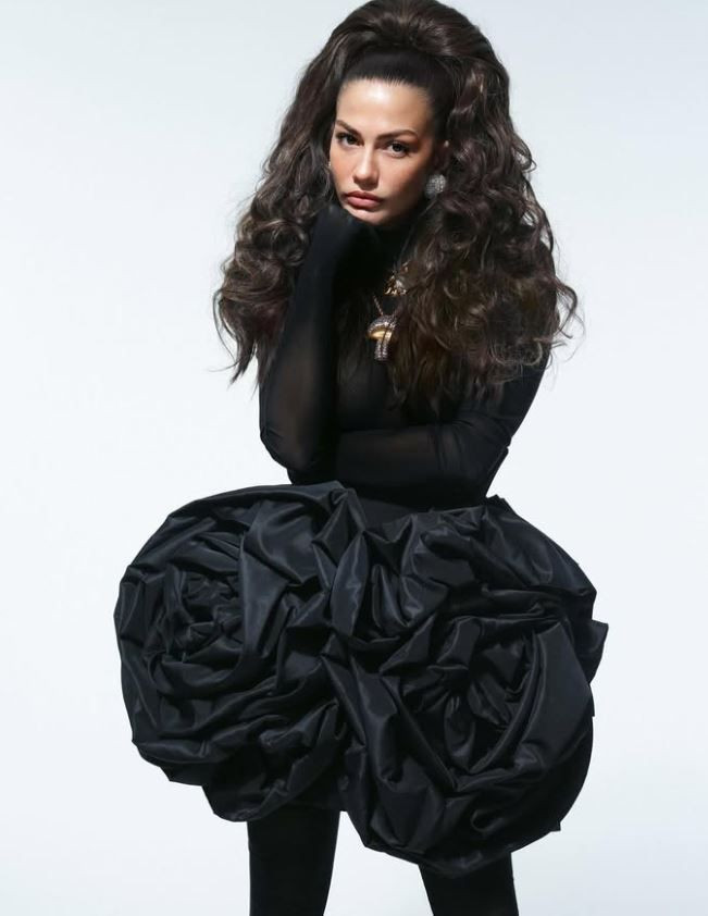 beyaz elbiseli bu kucuk kiz kim taniyabiline ask olsun bu minik kiz esref ruyanin Hg9VrW7e