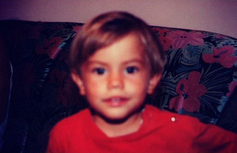 beyaz elbiseli bu kucuk kiz kim taniyabiline ask olsun bu minik kiz esref ruyanin IeULCCLe