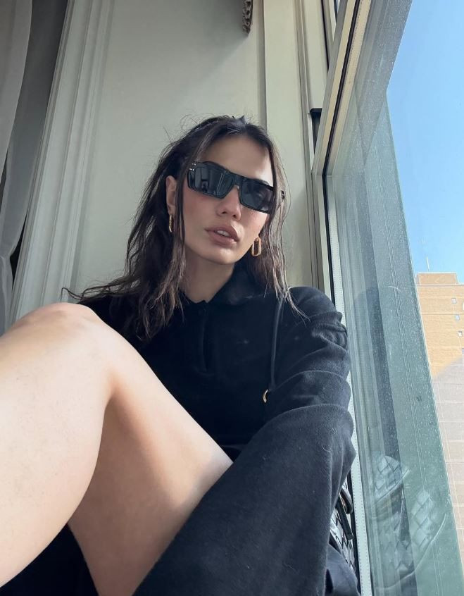 beyaz elbiseli bu kucuk kiz kim taniyabiline ask olsun bu minik kiz esref ruyanin QlhiW19R