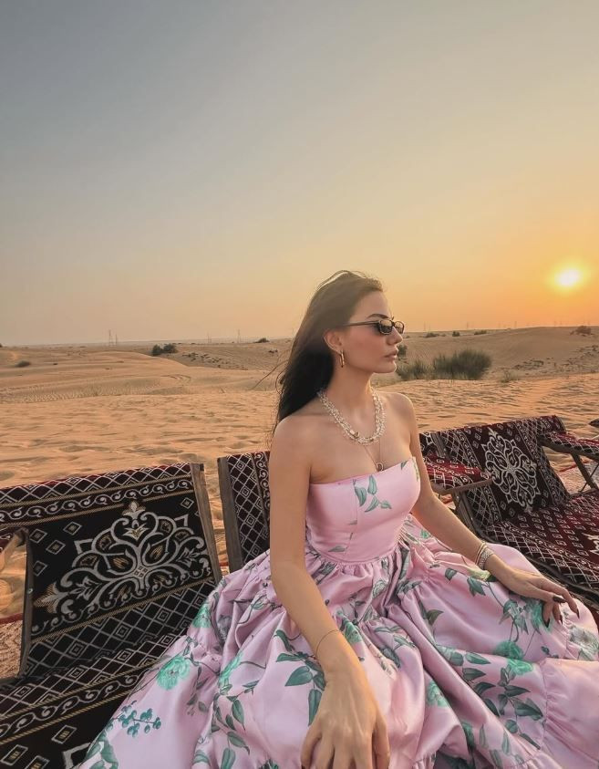 beyaz elbiseli bu kucuk kiz kim taniyabiline ask olsun bu minik kiz esref ruyanin SIbSaveO