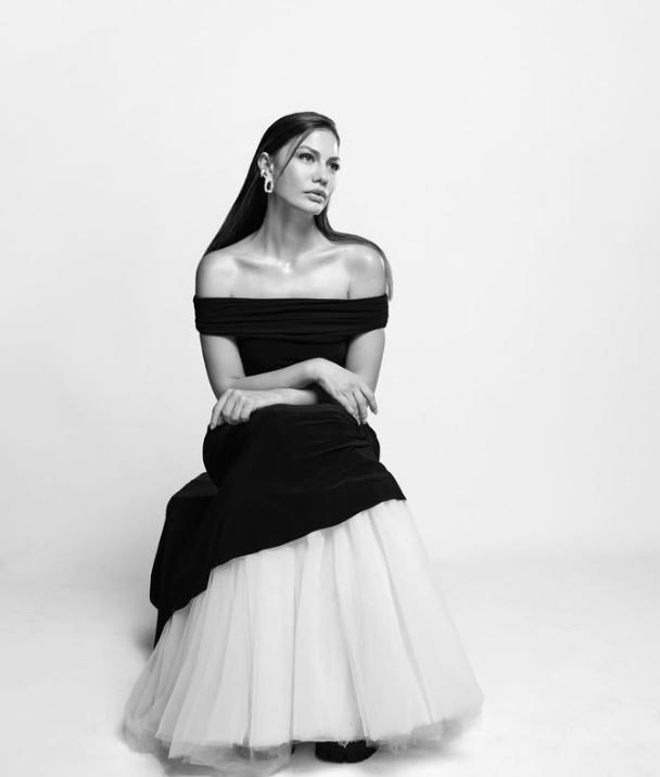 beyaz elbiseli bu kucuk kiz kim taniyabiline ask olsun bu minik kiz esref ruyanin d4Jguujn