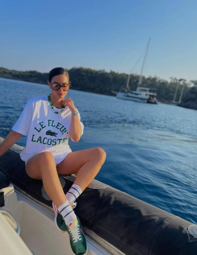 beyaz elbiseli bu kucuk kiz kim taniyabiline ask olsun bu minik kiz esref ruyanin fpjDwlef