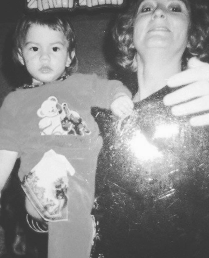 beyaz elbiseli bu kucuk kiz kim taniyabiline ask olsun bu minik kiz esref ruyanin jSkqg5LS