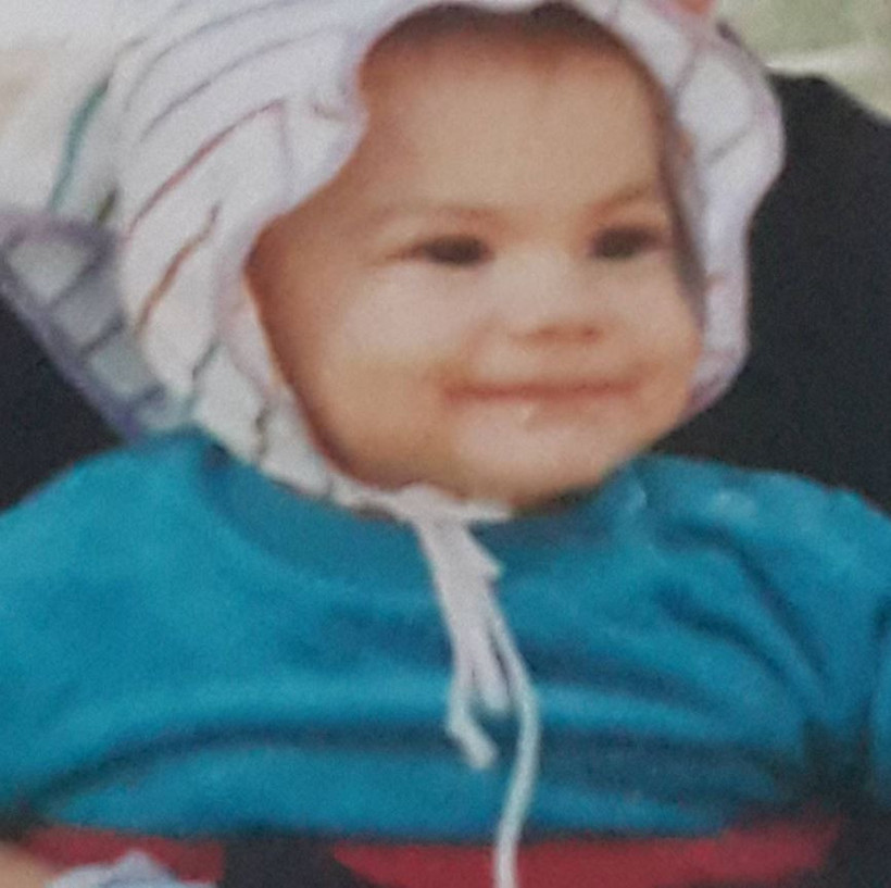 beyaz elbiseli bu kucuk kiz kim taniyabiline ask olsun bu minik kiz esref ruyanin kpmqRiQv