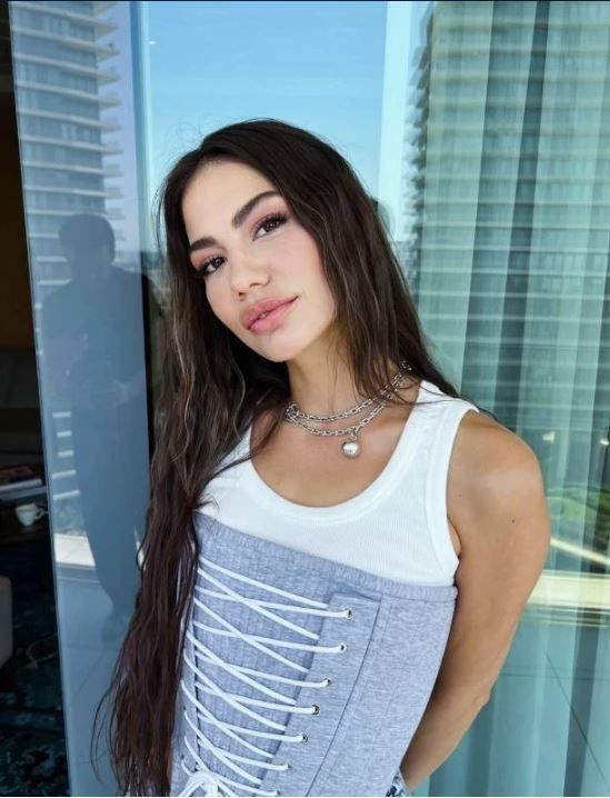 beyaz elbiseli bu kucuk kiz kim taniyabiline ask olsun bu minik kiz esref ruyanin nyObjbXd