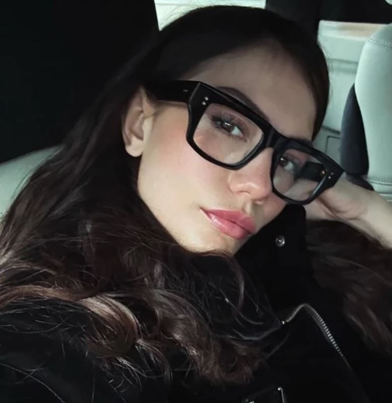 beyaz elbiseli bu kucuk kiz kim taniyabiline ask olsun bu minik kiz esref ruyanin pF69HPFP