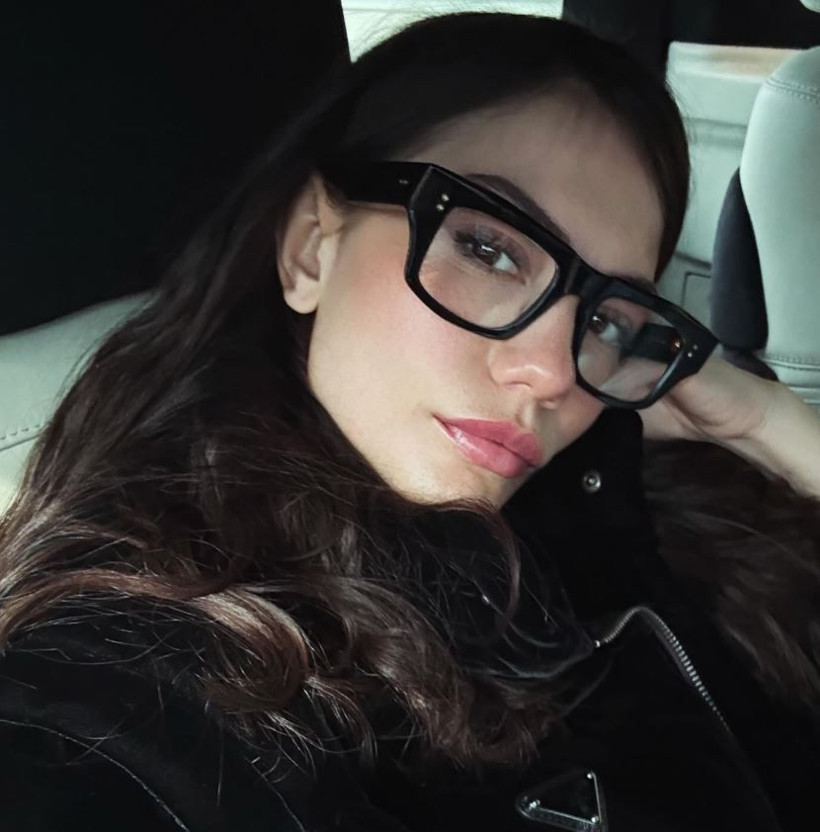 beyaz elbiseli bu kucuk kiz kim taniyabiline ask olsun bu minik kiz esref ruyanin q9OY5rnn