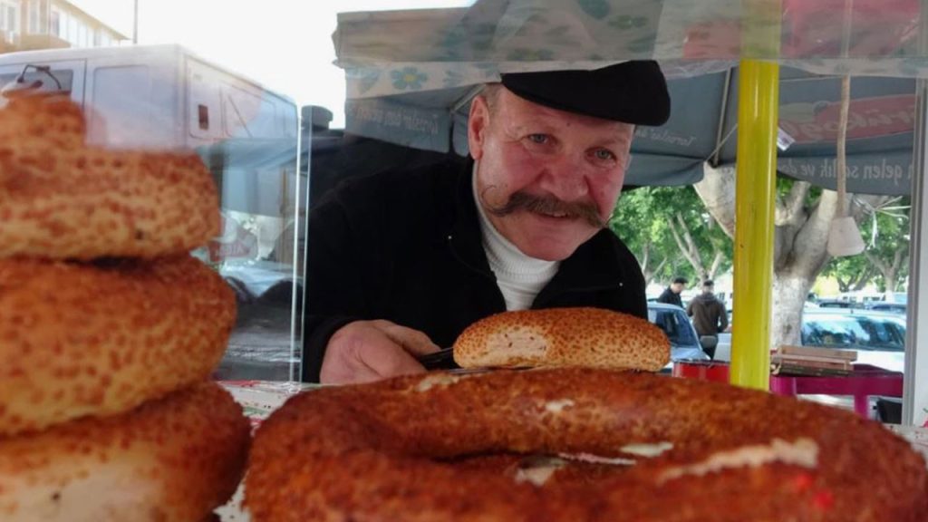 bir zamanlar setlerdeydi simdi simit satiyor bulent katioglunun son hali dikkat cekti iTpG2urs
