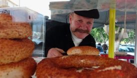 Bir zamanlar setlerdeydi, şimdi simit satıyor: Bülent Katıoğlu’nun son hali dikkat çekti 4 bir zamanlar setlerdeydi simdi simit satiyor bulent katioglunun son hali dikkat cekti iTpG2urs