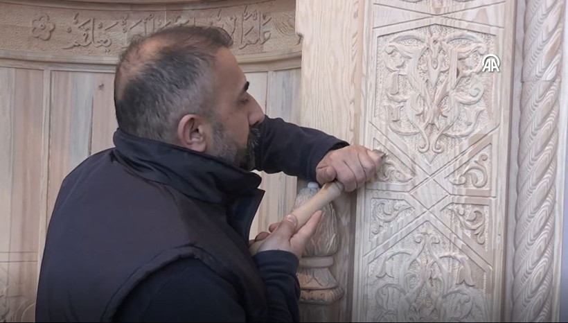 civisi bile olmadan 8 ayda mihrap yapti selcuklu suslemeleri ahsapta dirildi 6 B9MX1Ezr