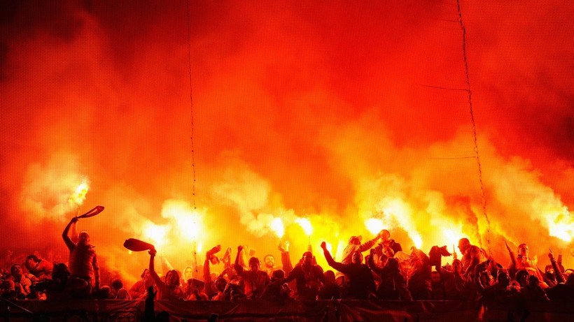 dunyanin en buyuk derbileri sahalar yikiliyor taraftarlar cosuyor 0