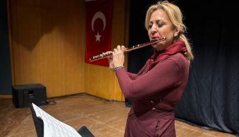 dunyanin flut ustalari onu secti lelya bayramogullari dunya sahnesinde zluGUeyz