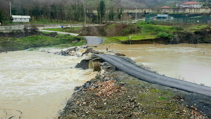duzcede kucuk melen cayi tasti iki koy yolu kapandi 0 TpWNrGcc