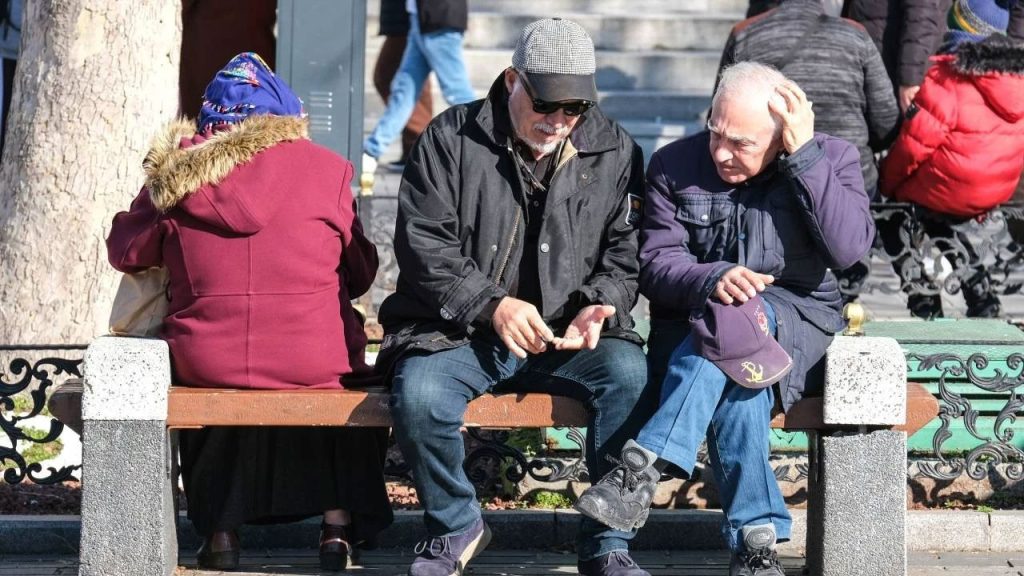 emekliler aclikla bogusuyor marketlerden curumus meyveleri parayla aliyorlar HEidnyfz