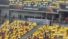 fenerbahce maci oncesi fcsb taraftarlarinin astigi pankart gundem oldu k583pa79