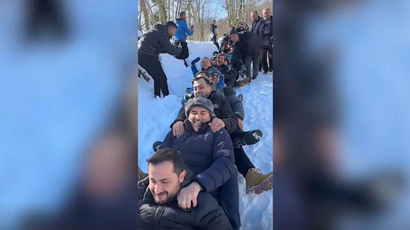 fizmede cilgin festival 100 kisi tek sirada karda kaydi neseli ve renkli goruntuler 0 qUrwjJY1