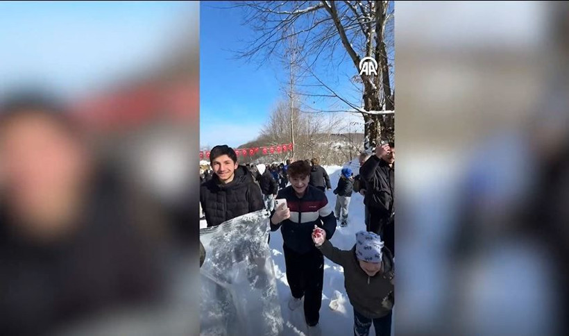 fizmede cilgin festival 100 kisi tek sirada karda kaydi neseli ve renkli goruntuler 11 aIzKcZ3v