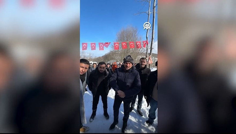 fizmede cilgin festival 100 kisi tek sirada karda kaydi neseli ve renkli goruntuler 12 RDUzbztN