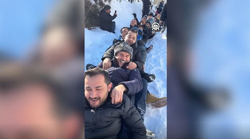 fizmede cilgin festival 100 kisi tek sirada karda kaydi neseli ve renkli goruntuler 8 DzEcbEb2