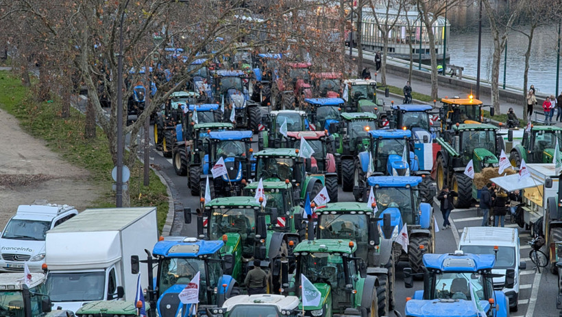 fransada ciftciler ayakta meclis onune tonlarca patates doktuler 0 Kf73Ue7K