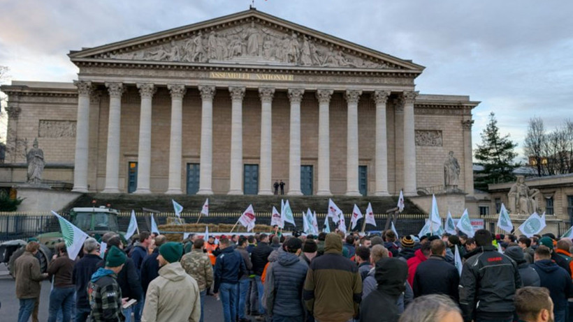 fransada ciftciler ayakta meclis onune tonlarca patates doktuler 1 WcfcVQe7
