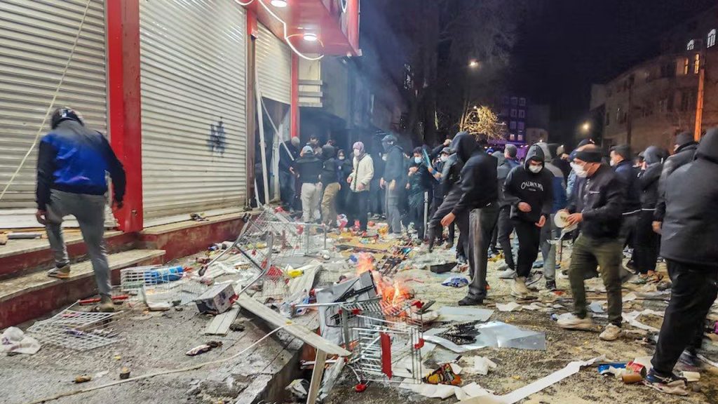 iranda protestolar devam ediyor savci ve emniyet gorevlileri olduruldu jh1qlDq9