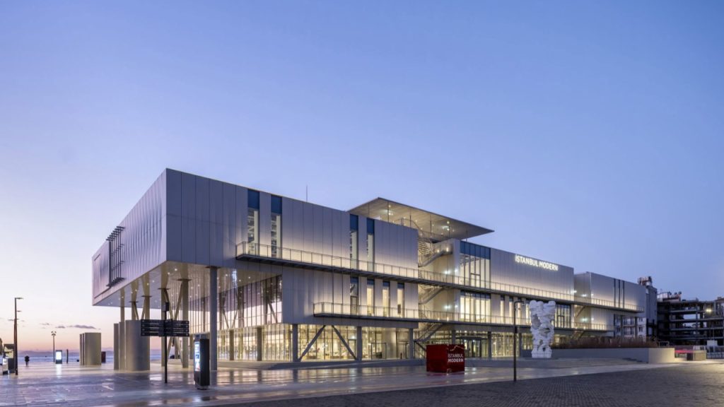 istanbul modernde cuma aksamlari neden bu kadar kalabalik UJU2d1dw