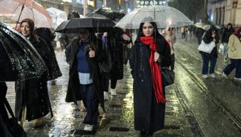 istanbulda gok delindi saganak vurdu simsekler geceyi aydinlatti RTeQgyzt