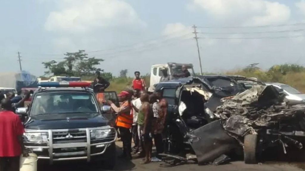 nijeryada kontrolden cikan kamyonun kalabaliga girmesi sonucu 12 kisi oldu OjQRQ38M