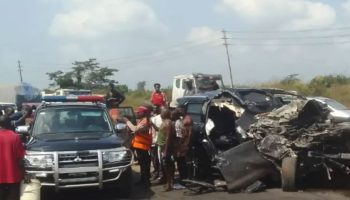 nijeryada kontrolden cikan kamyonun kalabaliga girmesi sonucu 12 kisi oldu OjQRQ38M